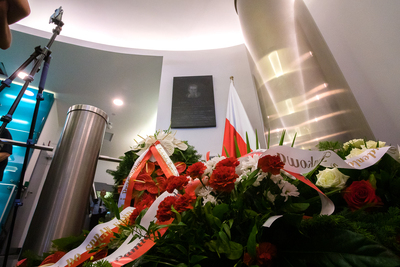 Odsłonięcie tablicy upamiętniającej Janusza Kurtykę w nowej siedzibie IPN – 13 sierpnia 2020. Fot. Sławek Kasper