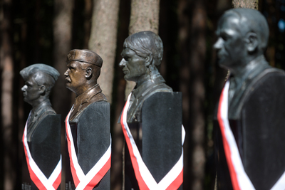 Popiersia ofiar katastrofy smoleńskiej, wśród nich popiersie Janusza Kurtyki, prezesa IPN w latach 2005–2010 – Ossów, 15 sierpnia 2020. Fot. Sławek Kasper (IPN)