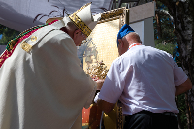 Koronacja wizerunku Maryi z kaplicy Matki Boskiej Zwycięskiej – Ossów, 15 sierpnia 2020. Fot. Sławek Kasper (IPN)