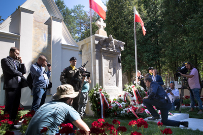 Prezes IPN Jarosław Szarek oddaje hołd bohaterom Bitwy Warszawskiej 1920 – Ossów, 15 sierpnia 2020. Fot. Sławek Kasper (IPN)