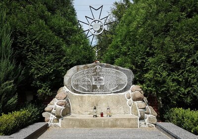 Pomnik żołnierzy zamordowanych i poległych pod Lemanem na cmentarzu w Kolnie (fot. T. Stempowski)