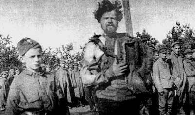 Jeniec sowiecki z pilnującym go małoletnim żołnierzem polskim, 1920 r. Fot. J. Zimowski, ze zbiorów Muzeum Historii Fotografii w Krakowie (domena publiczna)