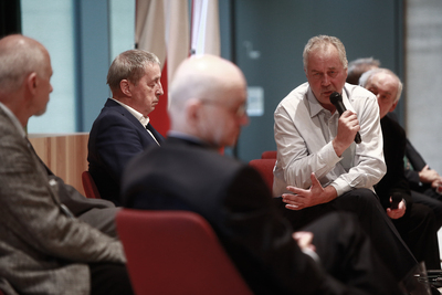 Z mikrofonem prof. Alvydas Nikžentaitis (Instytut Historii Litwy). Debata historyków w Muzeum Józefa Piłsudskiego w Sulejówku – 20 sierpnia 2020. Fot. Sławek Kasper (IPN)