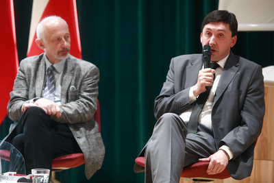 Z mikrofonem prof. Marek Kornat (Instytut Historii Polskiej Akademii Nauk). Debata historyków w Muzeum Józefa Piłsudskiego w Sulejówku – 20 sierpnia 2020. Fot. Sławek Kasper (IPN)