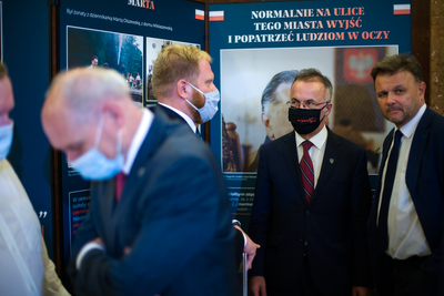 Otwarcie wystawy „Spojrzeć ludziom prosto w oczy… W 90. rocznicę urodzin Jana Olszewskiego” – Warszawa, 20 sierpnia 2020. Fot. Sławek Kasper (IPN)