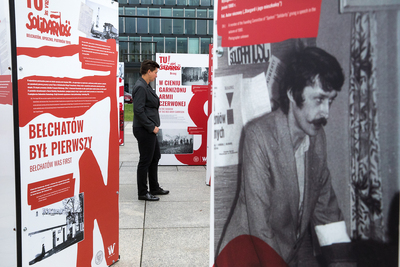 Otwarcie wystawy „Tu rodziła się Solidarność” na placu Piłsudskiego w Warszawie – 28 sierpnia 2020. Fot. Sławek Kasper (IPN)