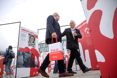 Otwarcie wystawy „Tu rodziła się Solidarność” na placu Piłsudskiego w Warszawie – 28 sierpnia 2020. Fot. Sławek Kasper (IPN)