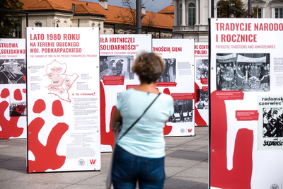 Otwarcie wystawy „Tu rodziła się Solidarność” na placu Piłsudskiego w Warszawie – 28 sierpnia 2020. Fot. Sławek Kasper (IPN)