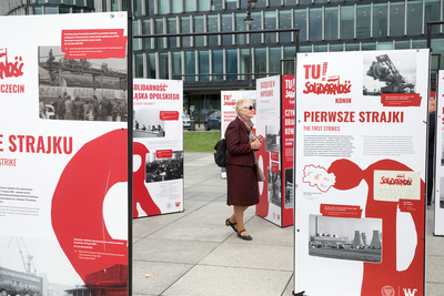 Otwarcie wystawy „Tu rodziła się Solidarność” na placu Piłsudskiego w Warszawie – 28 sierpnia 2020. Fot. Sławek Kasper (IPN)