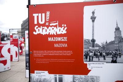Otwarcie wystawy „Tu rodziła się Solidarność” na placu Piłsudskiego w Warszawie – 28 sierpnia 2020. Fot. Sławek Kasper (IPN)