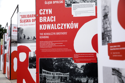 Otwarcie wystawy „Tu rodziła się Solidarność” na placu Piłsudskiego w Warszawie – 28 sierpnia 2020. Fot. Sławek Kasper (IPN)