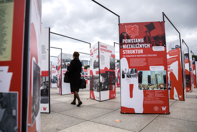 Otwarcie wystawy „Tu rodziła się Solidarność” na placu Piłsudskiego w Warszawie – 28 sierpnia 2020. Fot. Sławek Kasper (IPN)