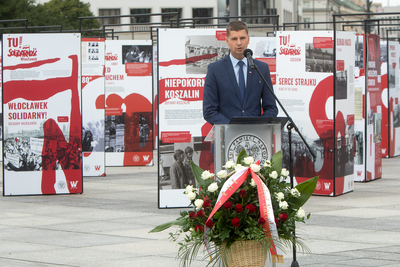 Minister edukacji narodowej Dariusz Piontkowski odczytał list premiera Mateusza Morawieckiego – 28 sierpnia 2020. Fot. Sławek Kasper (IPN)