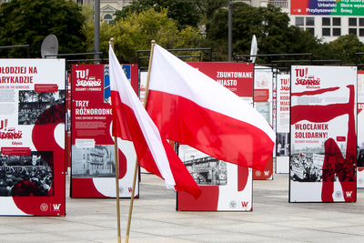 Otwarcie wystawy „Tu rodziła się Solidarność” na placu Piłsudskiego w Warszawie – 28 sierpnia 2020. Fot. Sławek Kasper (IPN)