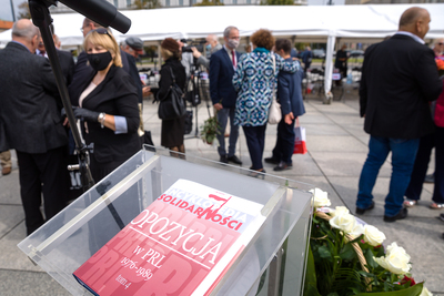 Otwarcie wystawy „Tu rodziła się Solidarność” na placu Piłsudskiego w Warszawie – 28 sierpnia 2020. Fot. Sławek Kasper (IPN)
