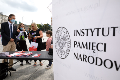 Otwarcie wystawy „Tu rodziła się Solidarność” na placu Piłsudskiego w Warszawie – 28 sierpnia 2020. Fot. Sławek Kasper (IPN)