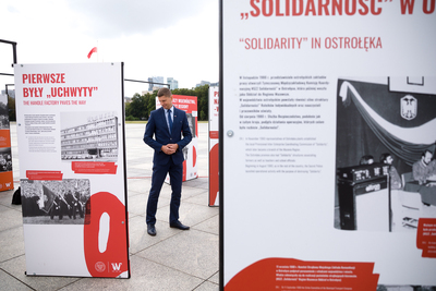 Otwarcie wystawy „Tu rodziła się Solidarność” na placu Piłsudskiego w Warszawie – 28 sierpnia 2020. Fot. Sławek Kasper (IPN)