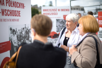 Otwarcie wystawy „Tu rodziła się Solidarność” na placu Piłsudskiego w Warszawie – 28 sierpnia 2020. Fot. Sławek Kasper (IPN)
