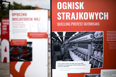 Otwarcie wystawy „Tu rodziła się Solidarność” na placu Piłsudskiego w Warszawie – 28 sierpnia 2020. Fot. Sławek Kasper (IPN)