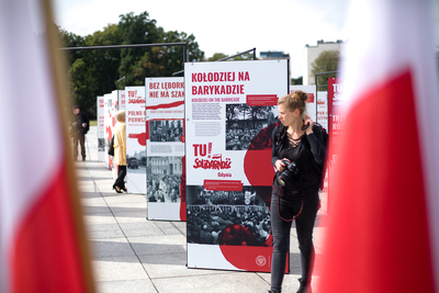 Otwarcie wystawy „Tu rodziła się Solidarność” na placu Piłsudskiego w Warszawie – 28 sierpnia 2020. Fot. Sławek Kasper (IPN)