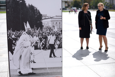 Otwarcie wystawy „Tu rodziła się Solidarność” na placu Piłsudskiego w Warszawie – 28 sierpnia 2020. Fot. Sławek Kasper (IPN)
