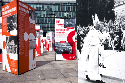Otwarcie wystawy „Tu rodziła się Solidarność” na placu Piłsudskiego w Warszawie – 28 sierpnia 2020. Fot. Sławek Kasper (IPN)