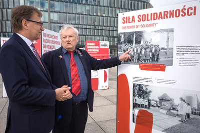 Otwarcie wystawy „Tu rodziła się Solidarność” na placu Piłsudskiego w Warszawie – 28 sierpnia 2020. Fot. Sławek Kasper (IPN)