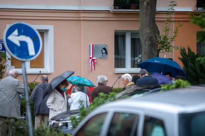 W Gdańsku, przy ul. Fitelberga 8, odsłonięto tablicę upamiętniającą Alinę Pienkowską-Borusewicz – 31 sierpnia 2020. Fot. Sławek Kasper (IPN)