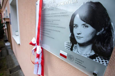 W Gdańsku, przy ul. Fitelberga 8, odsłonięto tablicę upamiętniającą Alinę Pienkowską-Borusewicz – 31 sierpnia 2020. Fot. Sławek Kasper (IPN)