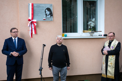 W Gdańsku, przy ul. Fitelberga 8, odsłonięto tablicę upamiętniającą Alinę Pienkowską-Borusewicz – 31 sierpnia 2020. Fot. Sławek Kasper (IPN)