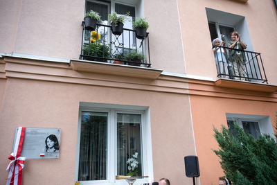 W Gdańsku, przy ul. Fitelberga 8, odsłonięto tablicę upamiętniającą Alinę Pienkowską-Borusewicz – 31 sierpnia 2020. Fot. Sławek Kasper (IPN)