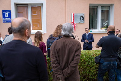 W Gdańsku, przy ul. Fitelberga 8, odsłonięto tablicę upamiętniającą Alinę Pienkowską-Borusewicz – 31 sierpnia 2020. Fot. Sławek Kasper (IPN)