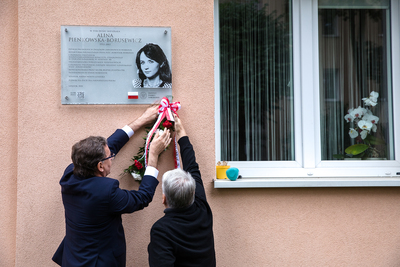 W Gdańsku, przy ul. Fitelberga 8, odsłonięto tablicę upamiętniającą Alinę Pienkowską-Borusewicz – 31 sierpnia 2020. Fot. Sławek Kasper (IPN)