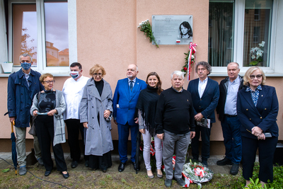 W Gdańsku, przy ul. Fitelberga 8, odsłonięto tablicę upamiętniającą Alinę Pienkowską-Borusewicz – 31 sierpnia 2020. Fot. Sławek Kasper (IPN)