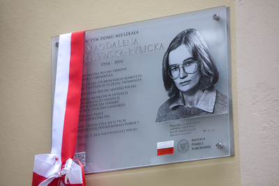 W Gdańsku, przy al. Wojska Polskiego 20, odsłonięto tablicę upamiętniającą Magdalenę Modzelewską-Rybicką – 31 sierpnia 2020. Fot. Sławek Kasper (IPN)