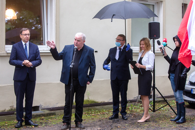 W Gdańsku, przy al. Wojska Polskiego 20, odsłonięto tablicę upamiętniającą Magdalenę Modzelewską-Rybicką – 31 sierpnia 2020. Fot. Sławek Kasper (IPN)