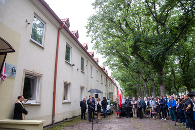 W Gdańsku, przy al. Wojska Polskiego 20, odsłonięto tablicę upamiętniającą Magdalenę Modzelewską-Rybicką – 31 sierpnia 2020. Fot. Sławek Kasper (IPN)