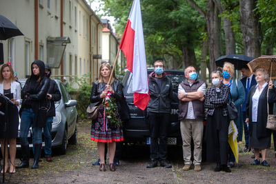 W Gdańsku, przy al. Wojska Polskiego 20, odsłonięto tablicę upamiętniającą Magdalenę Modzelewską-Rybicką – 31 sierpnia 2020. Fot. Sławek Kasper (IPN)
