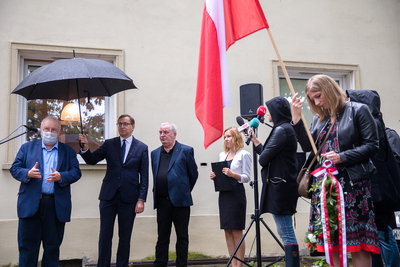 W Gdańsku, przy al. Wojska Polskiego 20, odsłonięto tablicę upamiętniającą Magdalenę Modzelewską-Rybicką – 31 sierpnia 2020. Fot. Sławek Kasper (IPN)