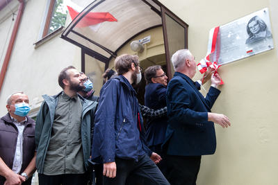 W Gdańsku, przy al. Wojska Polskiego 20, odsłonięto tablicę upamiętniającą Magdalenę Modzelewską-Rybicką – 31 sierpnia 2020. Fot. Sławek Kasper (IPN)