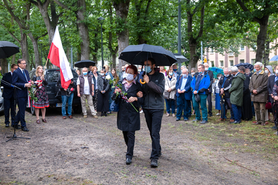 W Gdańsku, przy al. Wojska Polskiego 20, odsłonięto tablicę upamiętniającą Magdalenę Modzelewską-Rybicką – 31 sierpnia 2020. Fot. Sławek Kasper (IPN)