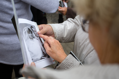 W Gdańsku, przy ul. Leśny Stok 4, odsłonięto tablicę upamiętniającą Jana Piotra Koziatka – 31 sierpnia 2020. Fot. Sławek Kasper (IPN)