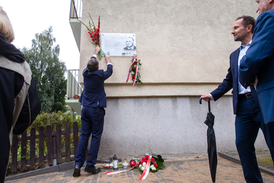W Gdańsku, przy ul. Leśny Stok 4, odsłonięto tablicę upamiętniającą Jana Piotra Koziatka – 31 sierpnia 2020. Fot. Sławek Kasper (IPN)