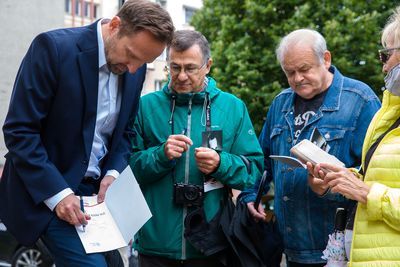W Gdańsku, przy ul. Leśny Stok 4, odsłonięto tablicę upamiętniającą Jana Piotra Koziatka – 31 sierpnia 2020. Fot. Sławek Kasper (IPN)