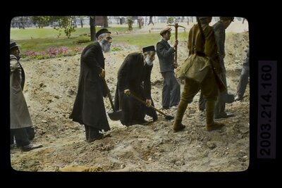 Budowa umocnień i ruch uliczny na Pradze w rejonie ulicy Zygmuntowskiej  (dziś fragment alei Solidarności) i placu Weteranów 1863. (AIPN/Kolekcja Juliena Bryana w Warszawie. AIPN/Julien Bryan Collection in Warsaw)