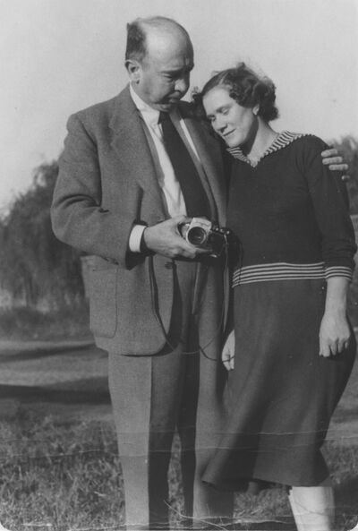 Spotkanie Juliena Bryana z Kazimierą Miką (z. d. Kostewicz) w Warszawie w 1958 roku. (AIPN/Kolekcja Juliena Bryana w Warszawie. AIPN/Julien Bryan Collection in Warsaw)