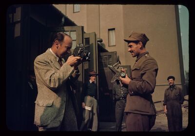 Szczątki niemieckiego bombowca Heinkel He 111 rozbitego na skarpie nad ulicą Dynasy w Warszawie, 11 września 1939. (AIPN/Kolekcja Juliena Bryana w Warszawie. AIPN/Julien Bryan Collection in Warsaw)