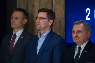 Od prawej: Maciej Kopeć – podsekretarz stanu w MEN, Piotr Gajewski – dyrektor Departamentu Informacji i Promocji MEN, Paweł Błażewicz (IPN) – Warszawa, 17 września 2020. Fot. Sławek Kasper (IPN)