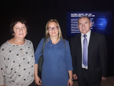 Elżbieta Duda, zastępca dyrektora BEN IPN (w środku) z krewnymi Jana i Stanisława Ozimków – głównych bohaterów filmu „20 40 20”