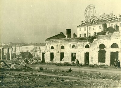 Okolice Dworca Głównego. Na pierwszym planie zniszczony budynek tzw. „Nowej Poczekalni” dawnego Dworca Wiedeńskiego, za nim tylna fasada Hotelu „Astoria”. W tle po lewej zabudowa wzdłuż ul. Chmielnej